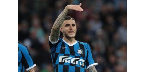Icardi har på seg Paris Saint-Germain nr. 18-drakter